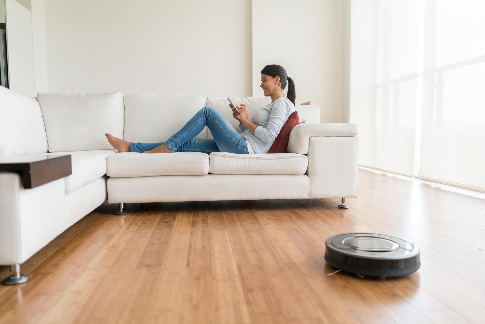 Woman using smart home technologies and relaxing; Quelle: GettyImages
